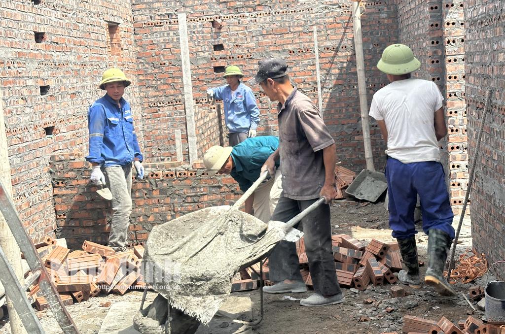 Đẩy nhanh tiến độ xây nhà cho các hộ được hỗ trợ xây, sửa nhà trên địa bàn huyện Yên Khánh.