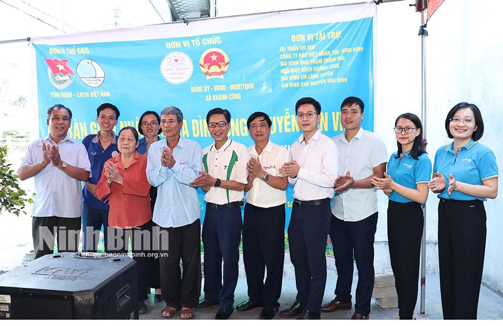 Các tập thể, cá nhân ủng hộ kinh phí cùng tham gia khánh thành ngôi nhà mới của gia đình ông Nguyễn Văn Vinh.