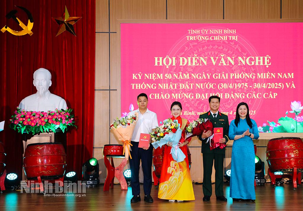 Lãnh đạo Trường Chính trị tỉnh tặng hoa chúc mừng các đội tham gia hội diễn.