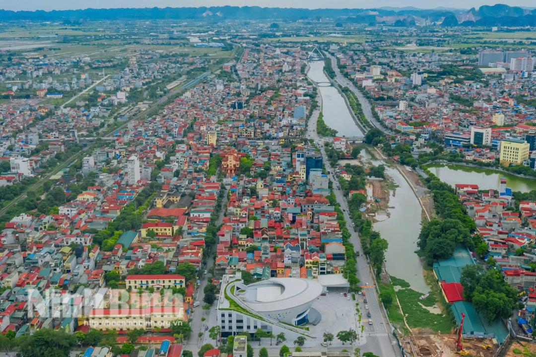 Thành phố Hoa Lư nhìn từ trên cao. Ảnh: Ngọc Linh