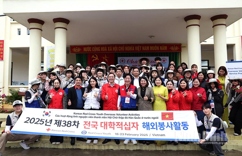 Thông qua kết nối, Hội Chữ thập đỏ tỉnh, Đoàn tình nguyện viên Hội Chữ thập đỏ tỉnh DAEJEON-SEJONG (Hàn Quốc) thăm, tặng quà cho một số trường học tại huyện Gia Viễn. Ảnh: Minh Quang