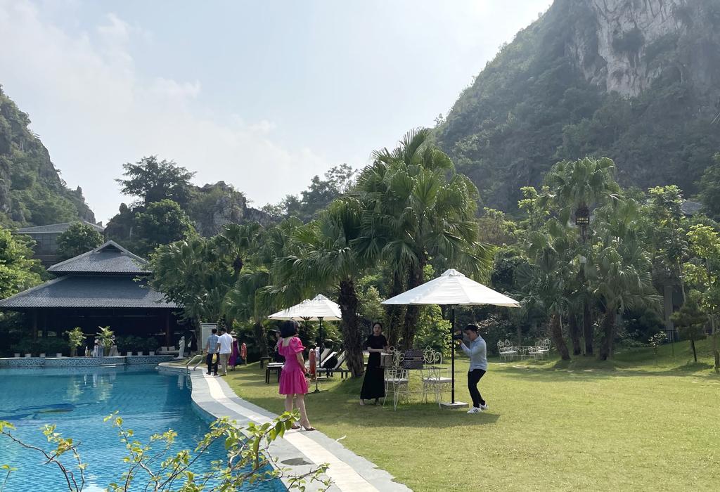 Thời tiết nắng đẹp là điều kiện lý tưởng để người dân và du khách tham quan các điểm du lịch.