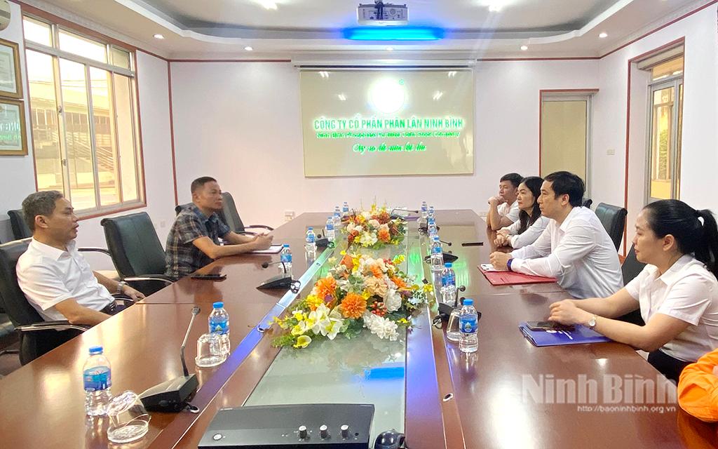 Công ty TNHH Một thành viên Điện lực Ninh Bình làm việc với Công ty cổ phần Phân lân Ninh Bình về chương trình tiết kiệm điện.