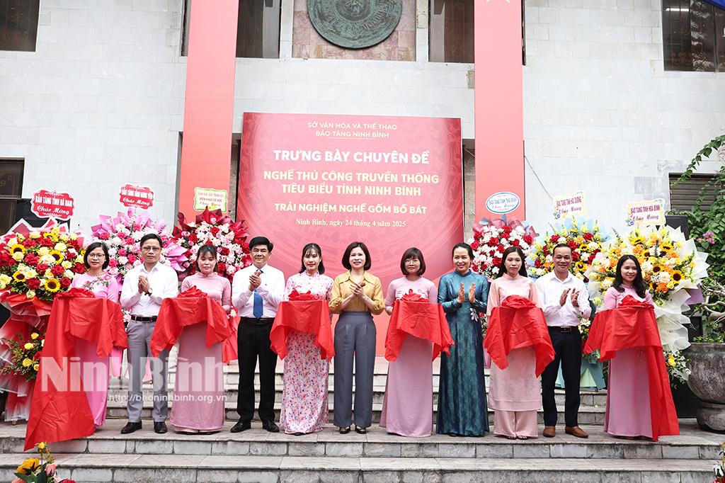 Các đại biểu cắt băng khai mạc trưng bày chuyên đề.