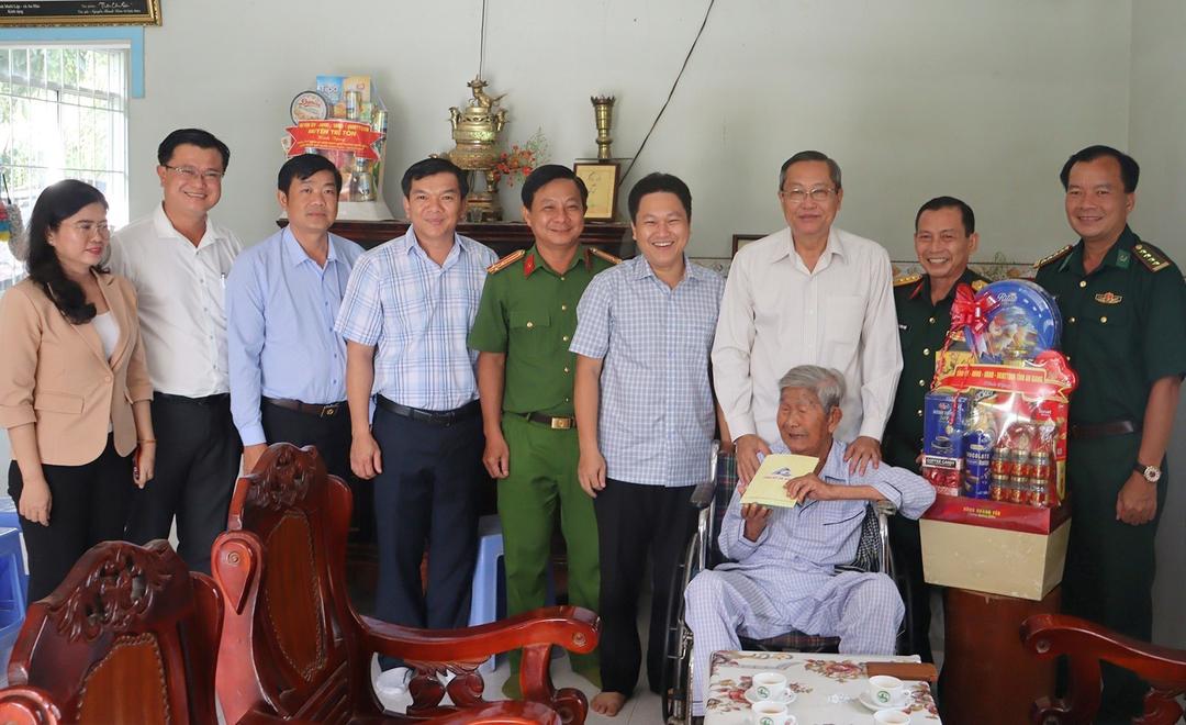 Phó Bí thư Thường trực, Chủ tịch HĐND tỉnh An Giang Lê Văn Nưng và đoàn công tác thăm, tặng quà Anh hùng LLVT nhân dân Lê Thành Cư tại xã An Tức, huyện Tri Tôn. Ảnh: TTXVN