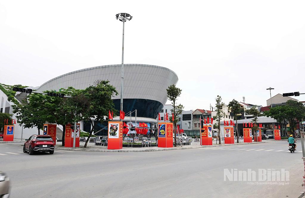 Tuyên truyền trực quan tạ Khu vực Nhà hát Phạm Thị Trân (thành phố Hoa Lư). Ảnh: Minh Quang