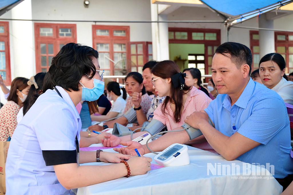 Đông đảo tình nguyện viên tham gia hiến máu tình nguyện.