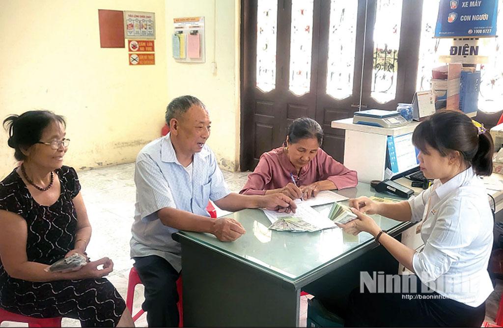 Chi trả lương hưu, trợ cấp bảo hiểm xã hội cho người được hưởng chế độ tại điểm Bưu điện văn hoá phường Ninh Sơn (thành phố Hoa Lư).