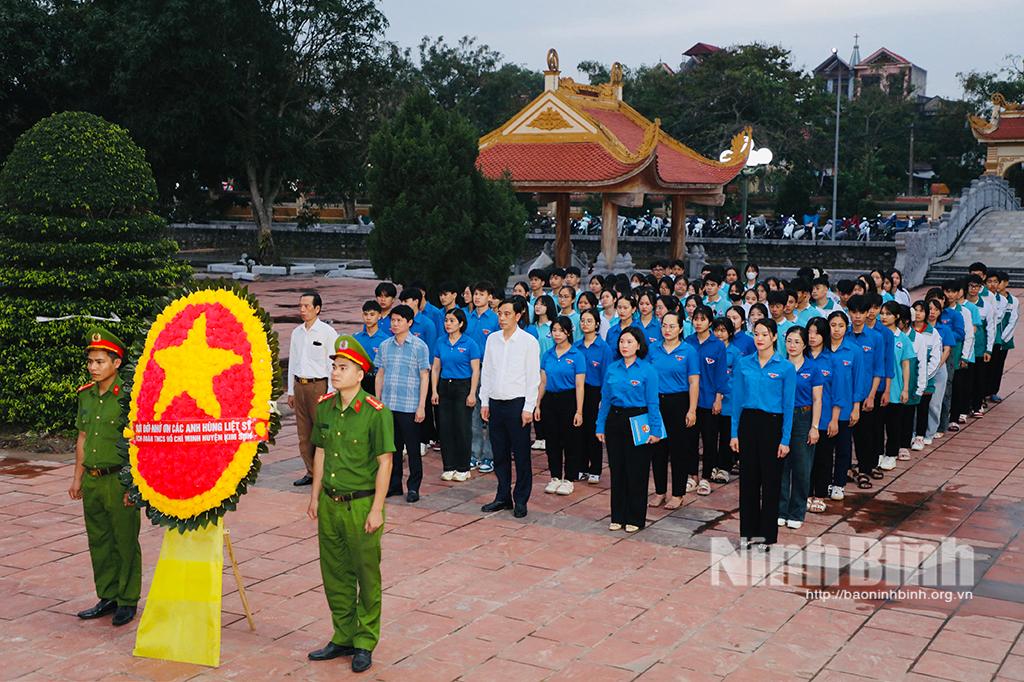 Các đại biểu dâng vòng hoa tại Nghĩa trang liệt sĩ huyện.