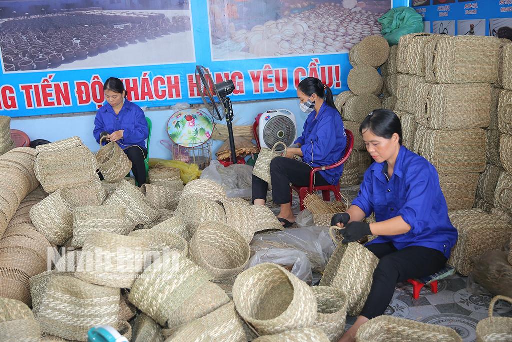 Hoàn thiện sản phẩm cói tại Công ty TNHH Xuất khẩu và Đầu tư Thành Hóa, xã Khánh Nhạc (Yên Khánh).