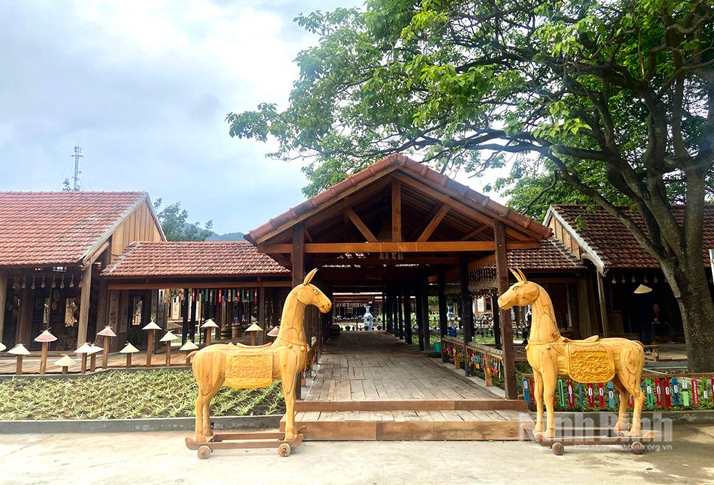 Không gian làng nghề Ninh Bình được tái hiện ở Bến xe Đồng Gừng, xã Ninh Hải, thành phố Hoa Lư.