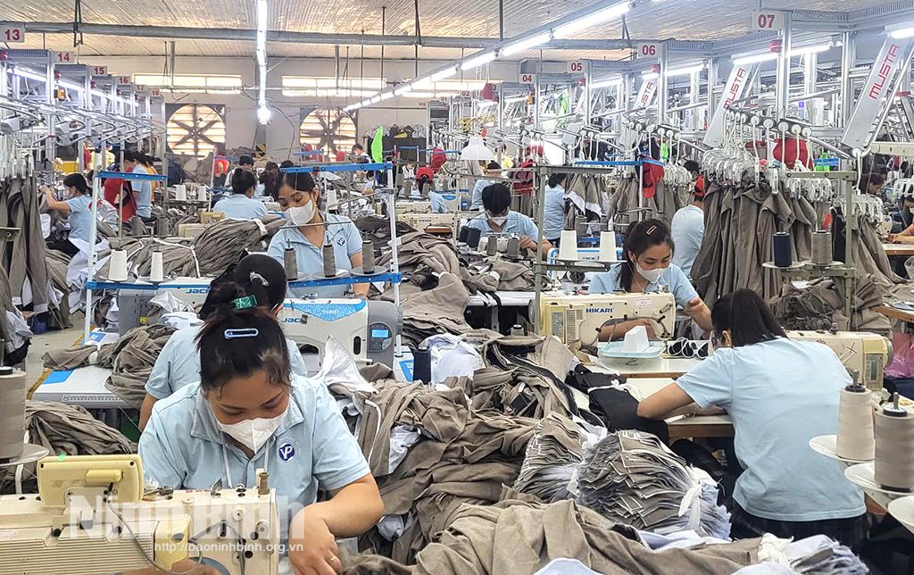 Dây chuyền treo tự động được bố trí tại các xưởng may của Công ty cổ phần May Văn Phú (Nho Quan).