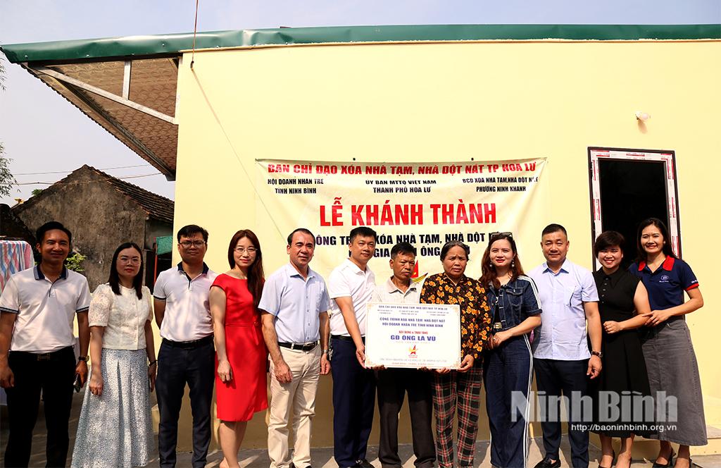 Đại diện Hội Doanh nhân trẻ tỉnh trao tặng nhà tình thương cho nhà ông Lã Vũ.