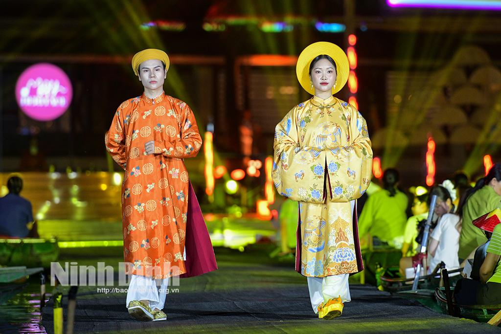 Trình diễn cổ phục tại Chương trình.