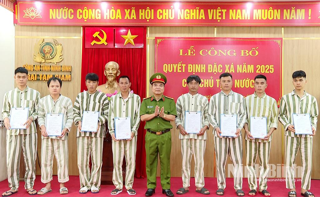 Đại tá Nguyễn Minh Hải, Phó Giám đốc Công an tỉnh, Thủ trưởng Cơ quan Thi hành án hình sự trao Quyết định Đặc xá của Chủ tịch nước cho các phạm nhân.