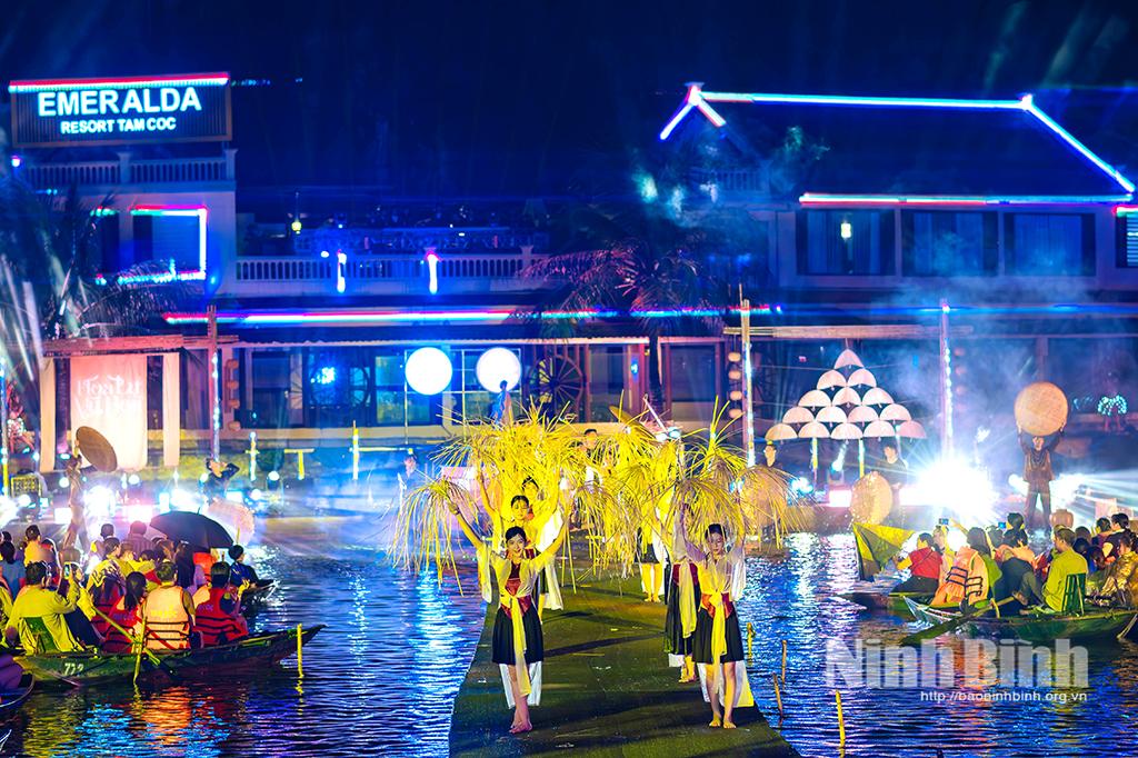 Tiết mục trình diễn tại chương trình “Hoa Lư vũ hoạ”.