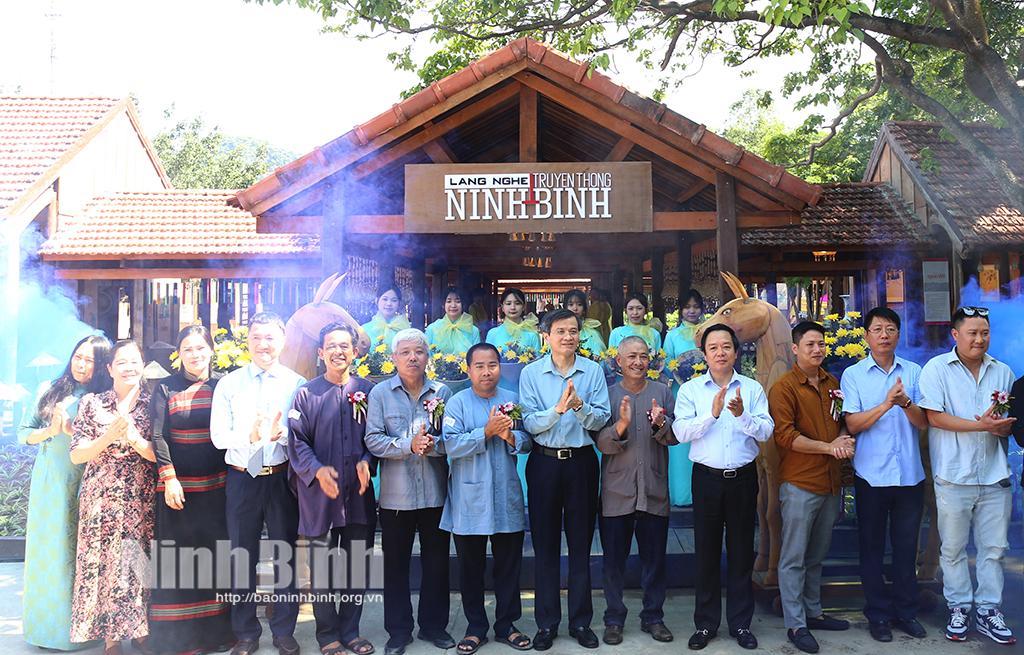 Các đồng chí lãnh đạo tỉnh và các nghệ nhân dự khai mạc không gian trưng bày làng nghề truyền thống.