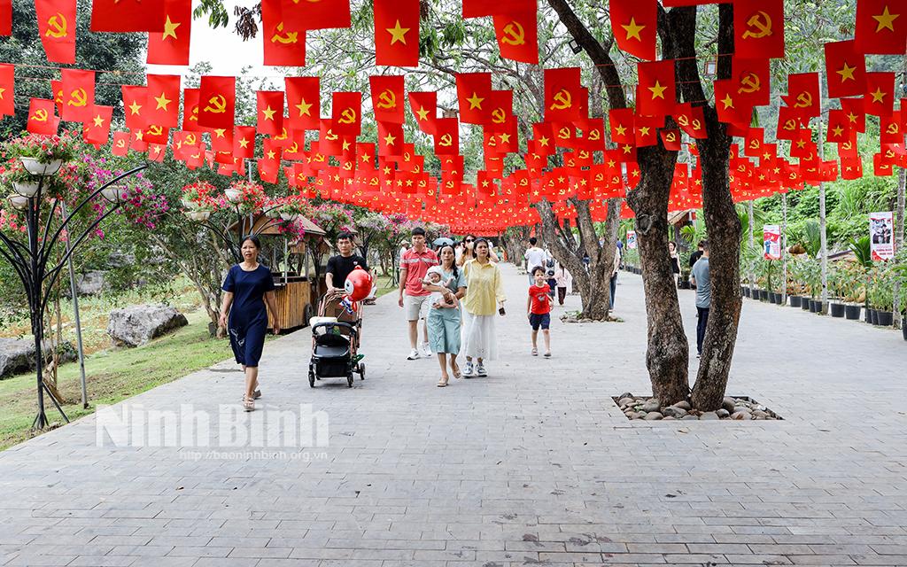 Đông đảo du khách tham quan tại Khu du lịch sinh thái Thung Nham dịp nghỉ lễ 30/4 và 1/5.