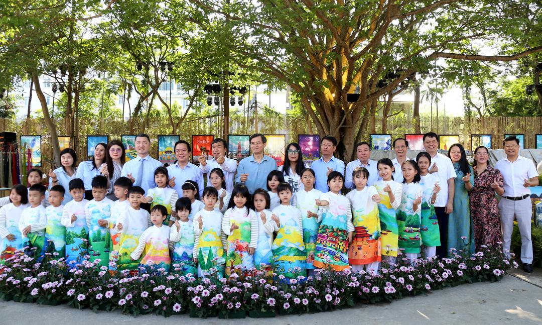 Đại biểu, du khách chụp ảnh lưu niệm tại Không gian Làng nghề (Khu du lịch Tam Cốc- Bích động).