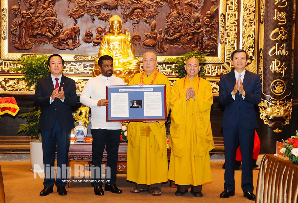 Tổng thống nước Cộng hòa Xã hội chủ nghĩa dân chủ Sri Lanka Anura Kumara Dissanayake trao Nghị quyết công nhận ngày Vesak cho chùa Bái Đính trong chuyến thăm tỉnh Ninh Bình.