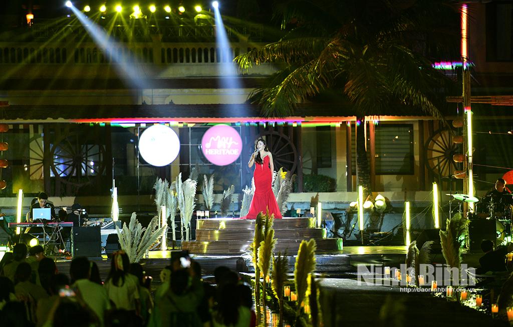 Ca sỹ Phương Phương Thảo biểu diễn tại đêm nhạc.