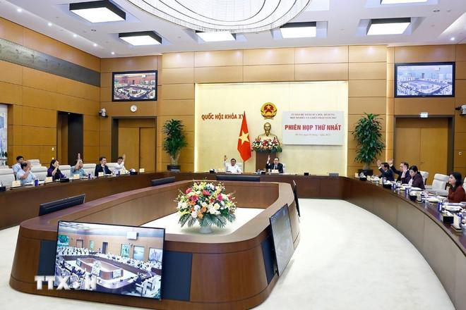 Các đại biểu biểu quyết thông qua các văn bản tại Phiên họp thứ nhất của Ủy ban dự thảo sửa đổi, bổ sung một số điều của Hiến pháp năm 2013.