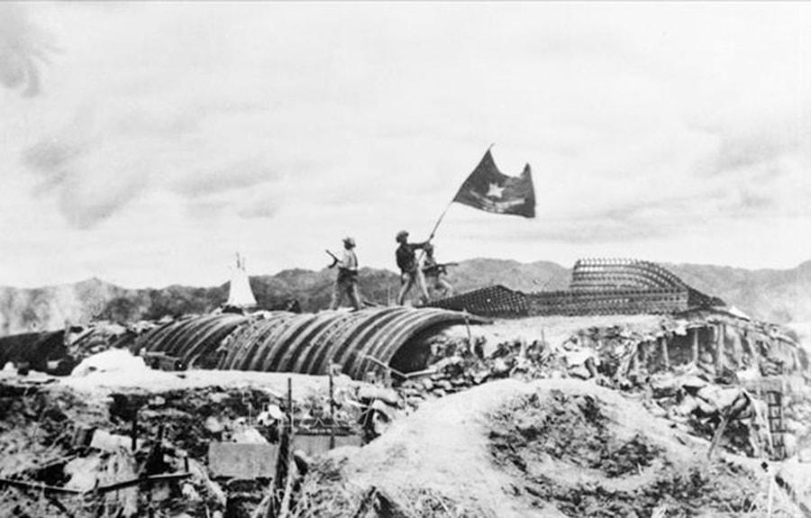 Chiều 7/5/1954, lá cờ “Quyết chiến - Quyết thắng” của Quân đội nhân dân Việt Nam tung bay trên nóc hầm tướng Đờ Cátxtơri, đánh dấu Chiến dịch lịch sử Điện Biên Phủ đã toàn thắng. Ảnh tư liệu
