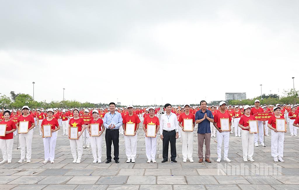 Ban tổ chức trao Giấy chứng nhận cho các đoàn tuyến tham gia dự thi.