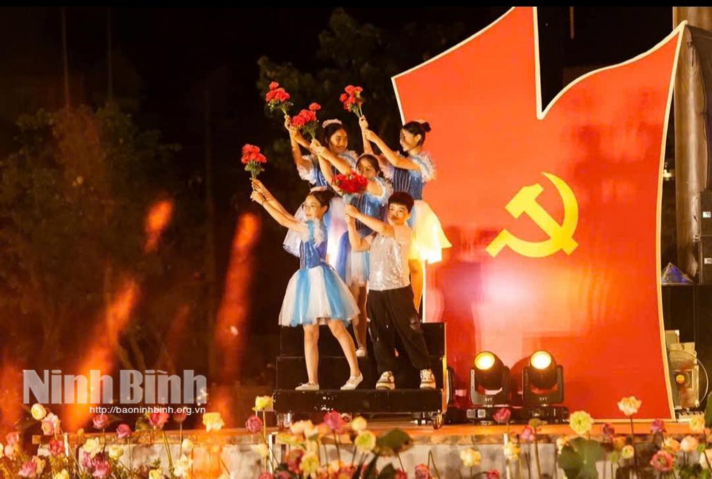 Các em thiếu nhi tham gia biểu diễn văn nghệ tại phố cổ Hoa Lư. Ảnh: Phố cổ Hoa Lư