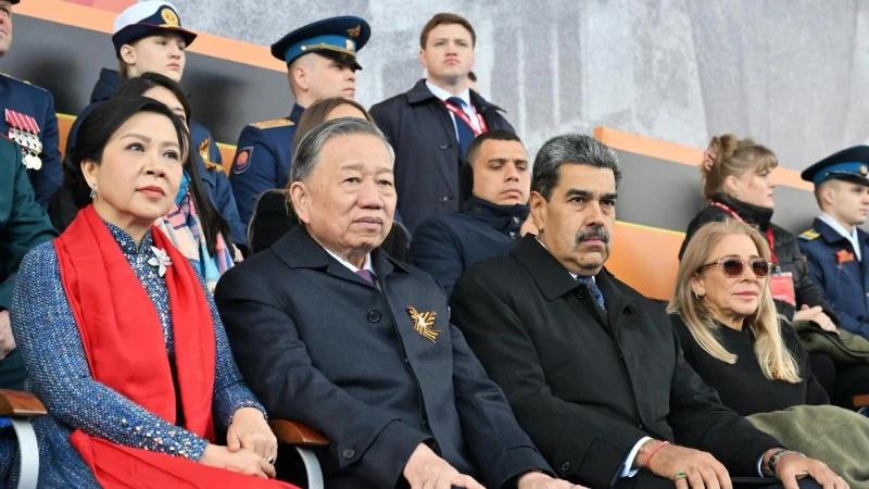 Tổng Bí thư Tô Lâm và Phu nhân xuất hiện trên khán đài danh dự tại Quảng trường Đỏ trong lễ duyệt binh.