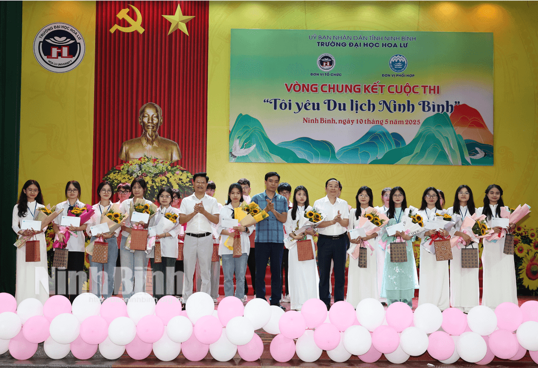 Ban tổ chức trao hoa, quà lưu niệm cho các thi sinh tham dự vòng chung kết.