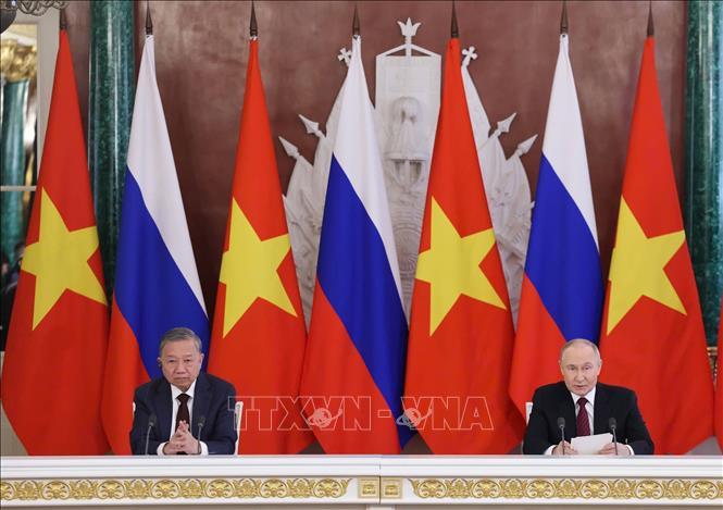 Tổng Bí thư Tô Lâm và Tổng thống LB Nga Vladimir Putin phát biểu với báo chí. Ảnh: TTXVN
