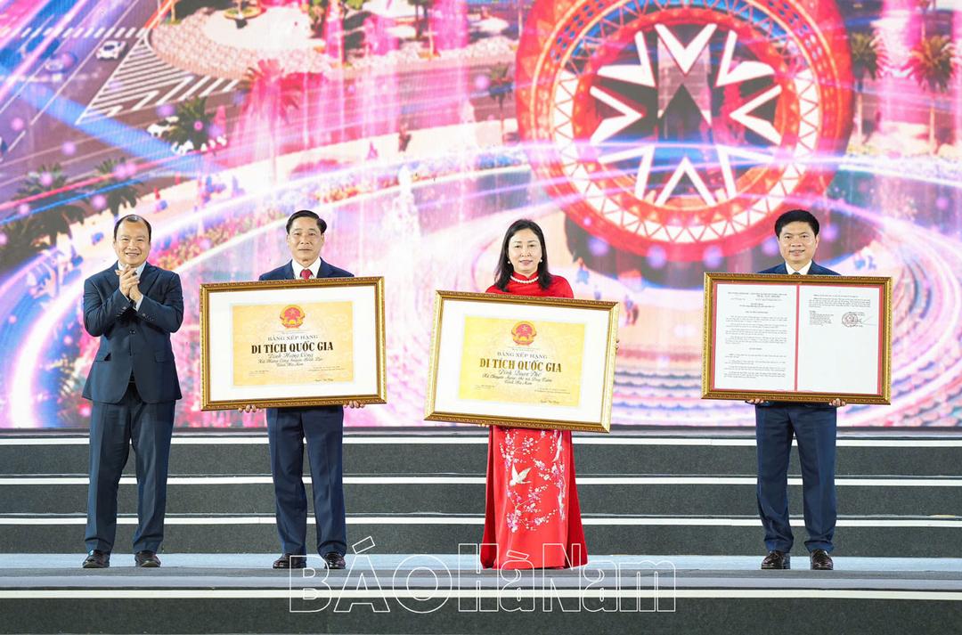 Đồng chí Lê Hải Bình, Ủy viên dự khuyết Trung ương Đảng, Thứ trưởng Thường trực Bộ Văn hóa, Thể thao và Du lịch trao quyết định của Thủ tướng Chính phủ công nhận Bảo vật quốc gia và Quyết định của Bộ Văn hóa, Thể thao và Du lịch công nhận di tích cấp quốc gia cho tỉnh Hà Nam.