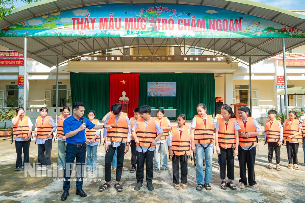 Hướng dẫn kỹ năng phòng, chống đuối nước cho học sinh.