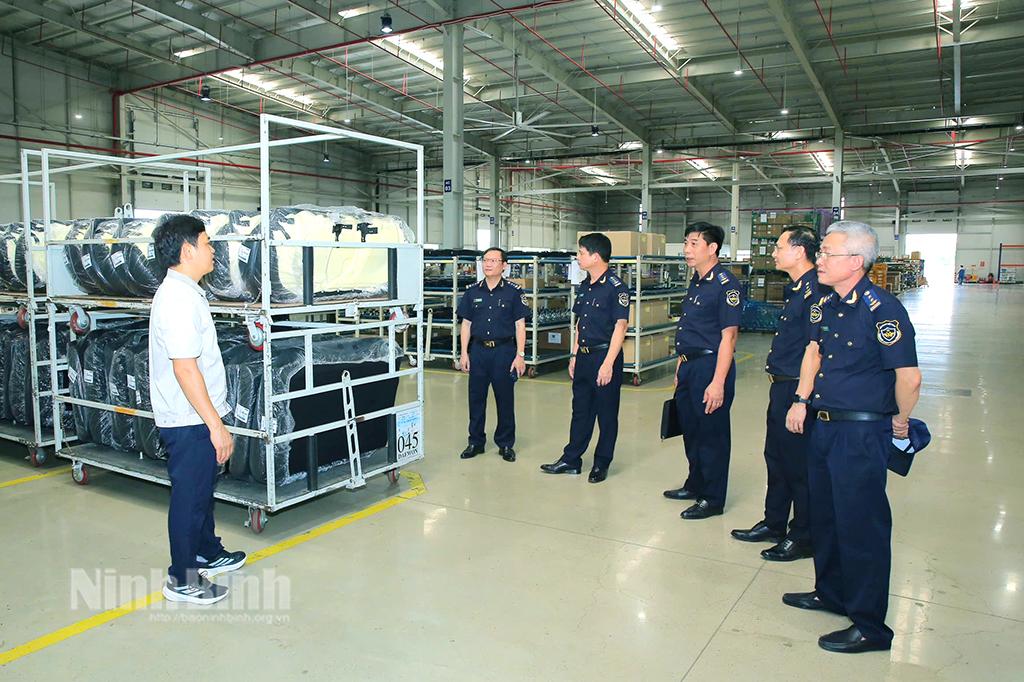 Hải quan Khu vực X chủ động nắm bắt, chia sẻ những khó khăn của Công ty cổ phần Sản xuất ô tô Hyundai Thành Công Việt Nam. Ảnh: Anh Tuấn