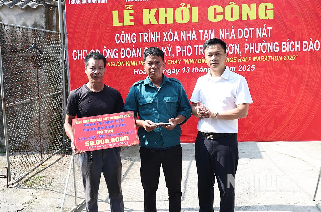 Lãnh đạo Công ty TNHH MTV Tràng An Ninh Bình trao biển tượng trưng số tiền cho gia đìnhông Đoàn Cao Kỳ.