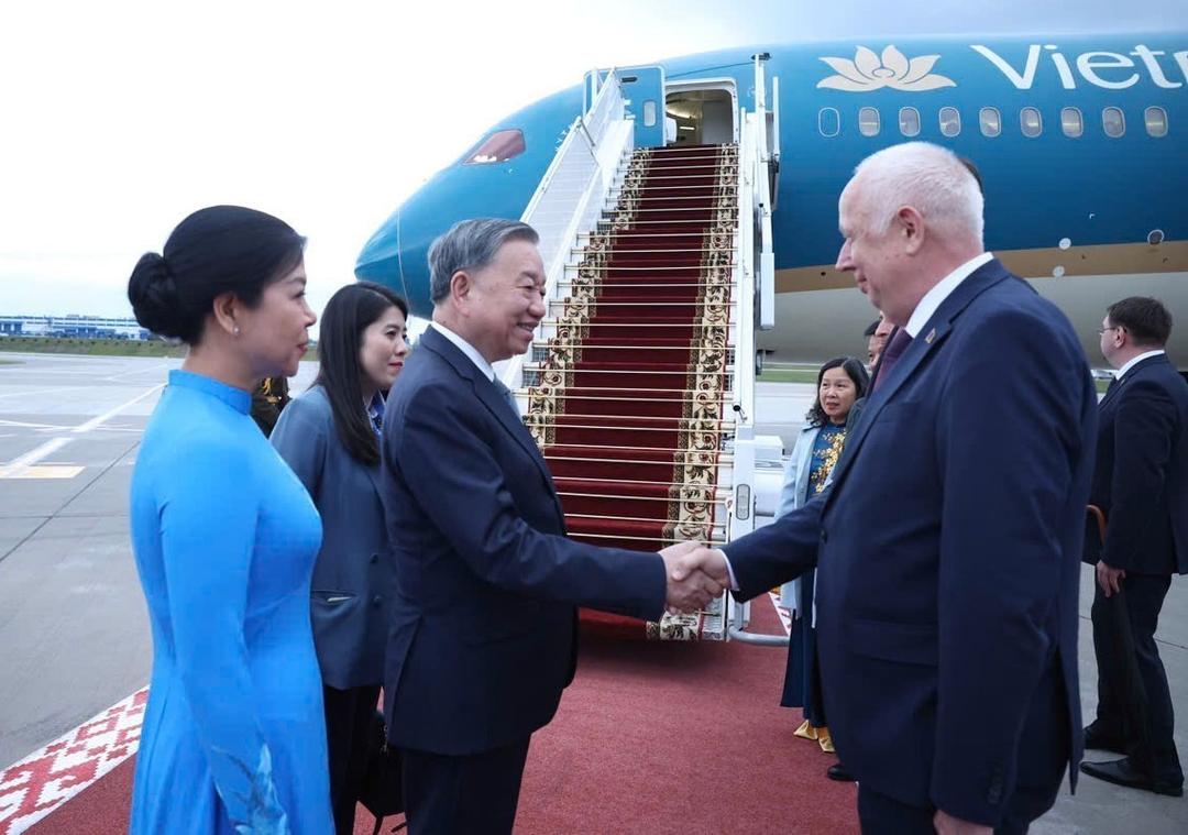 Phó Thủ tướng Belarus Anatoly Sivak tiễn Tổng Bí thư Tô Lâm và Phu nhân tại Sân bay quốc tế Minsk. Ảnh: TTXVN