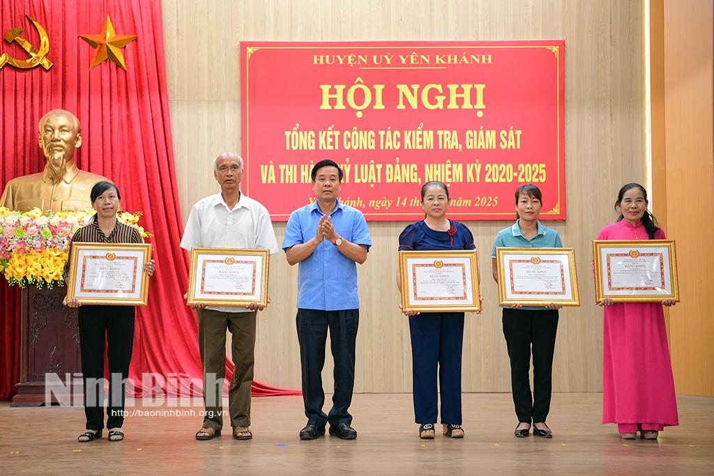 Đồng chí Bí thư Huyện ủy trao Bằng khen của Ban Chấp hành Đảng bộ tỉnh cho các tập thể và cá nhân hoàn thành nhiệm vụ 5 năm liền.
