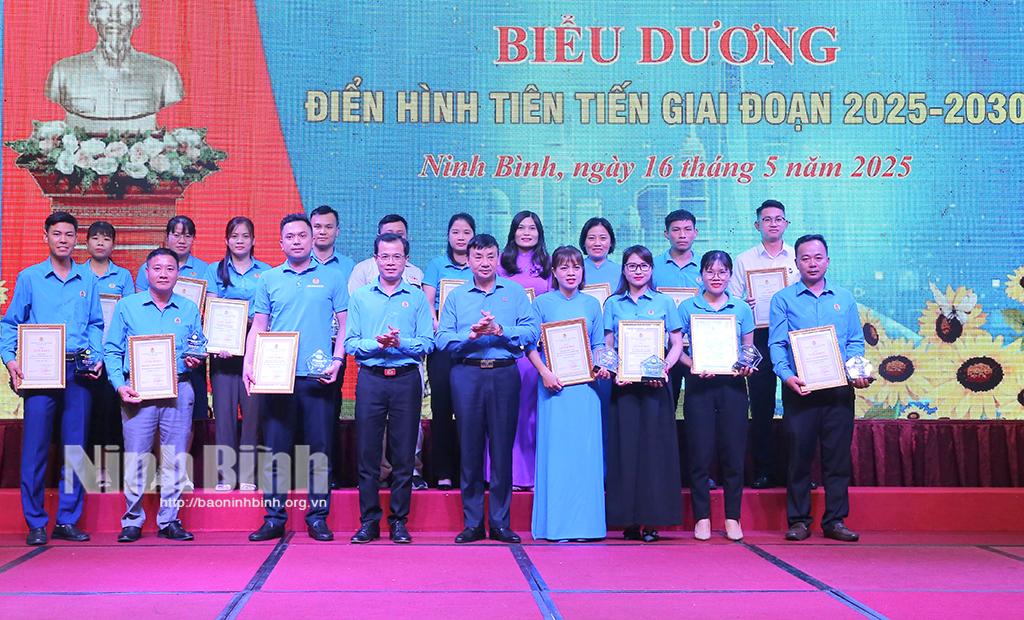 Lãnh đạo Liên đoàn Lao động tỉnh trao giấy khen của LĐLĐ tỉnh cho các điển hình tiên tiến trong phong trào Thi đua yêu nước giai đoạn 2020-2025.