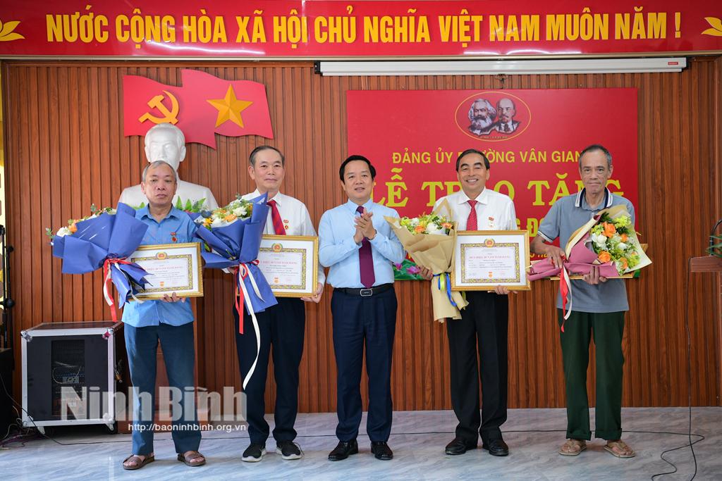 Đồng chí Phạm Quang Ngọc, Phó Bí thư Tỉnh ủy, Chủ tịch UBND tỉnh trao Huy hiệu 40 năm tuổi Đảng cho các đảng viên.