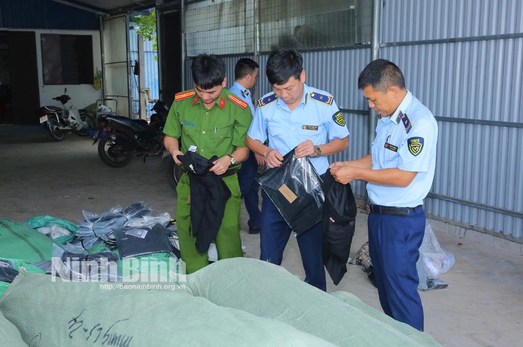 Các lực lượng chức năng phối hợp kiểm tra hàng hoá tại xưởng may do bà Phạm Thị Mừng làm chủ.