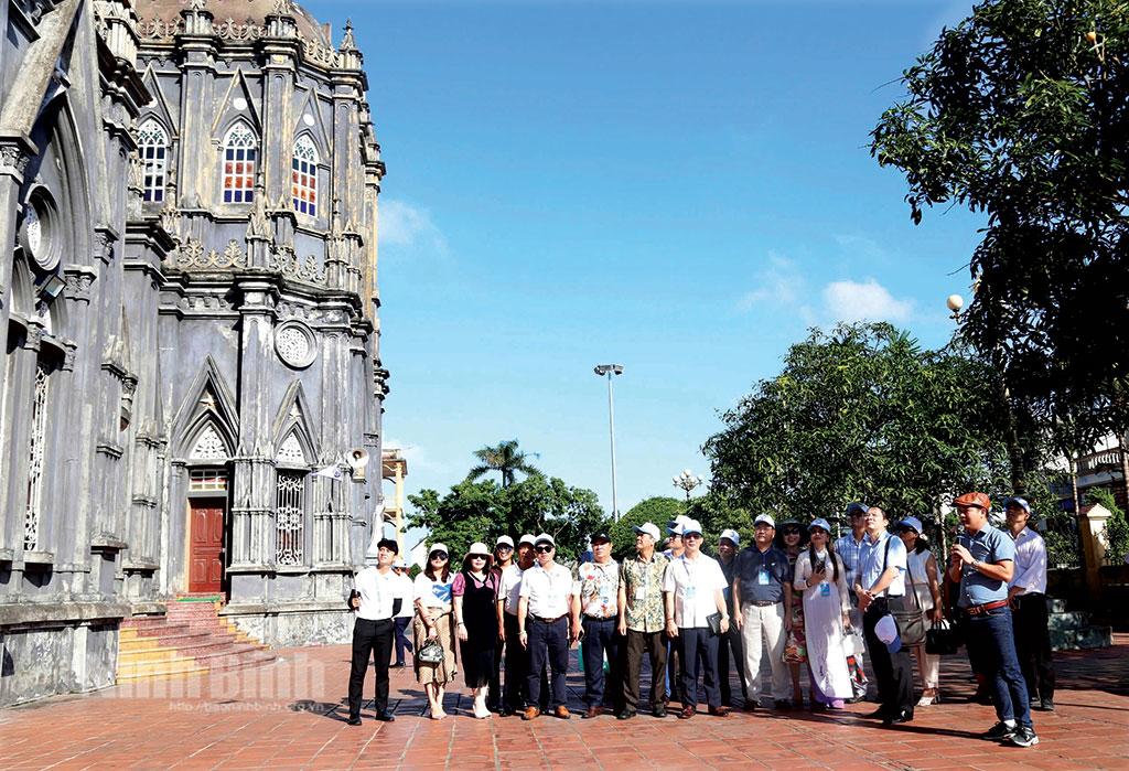 Hiệp hội Du lịch Ninh Bình tổ chức khảo sát một số sản phẩm du lịch văn hóa-tâm linh, thắng cảnh đặc sắc ở tỉnh Nam Định. Ảnh: MIinh Đường