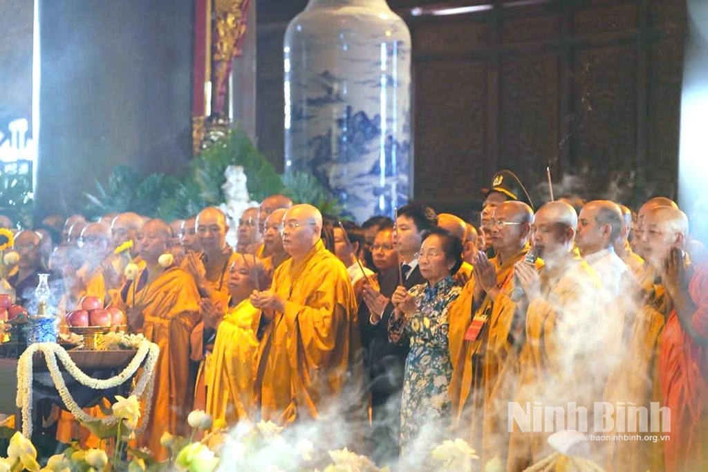 Lễ cung rước xá lợi Đức Phật Thích Ca Mâu Ni về chùa Tam Chúc.