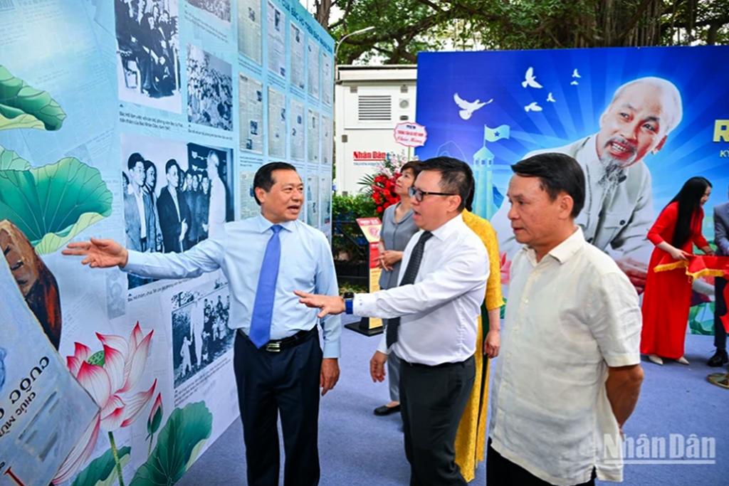 Tổng Biên tập Lê Quốc Minh giới thiệu về triển lãm tới các đại biểu. (Ảnh: Thành Đạt)