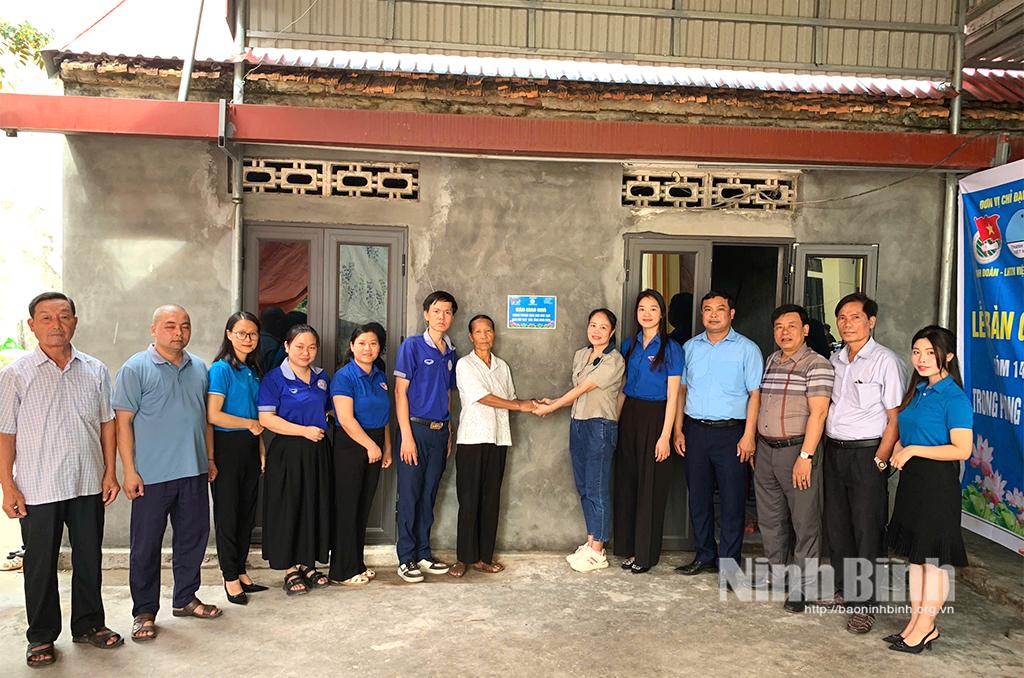 Các nhà tài trợ bàn giao ngôi nhà kiên cố cho gia đình bà Phạm Thị Nguyệt.