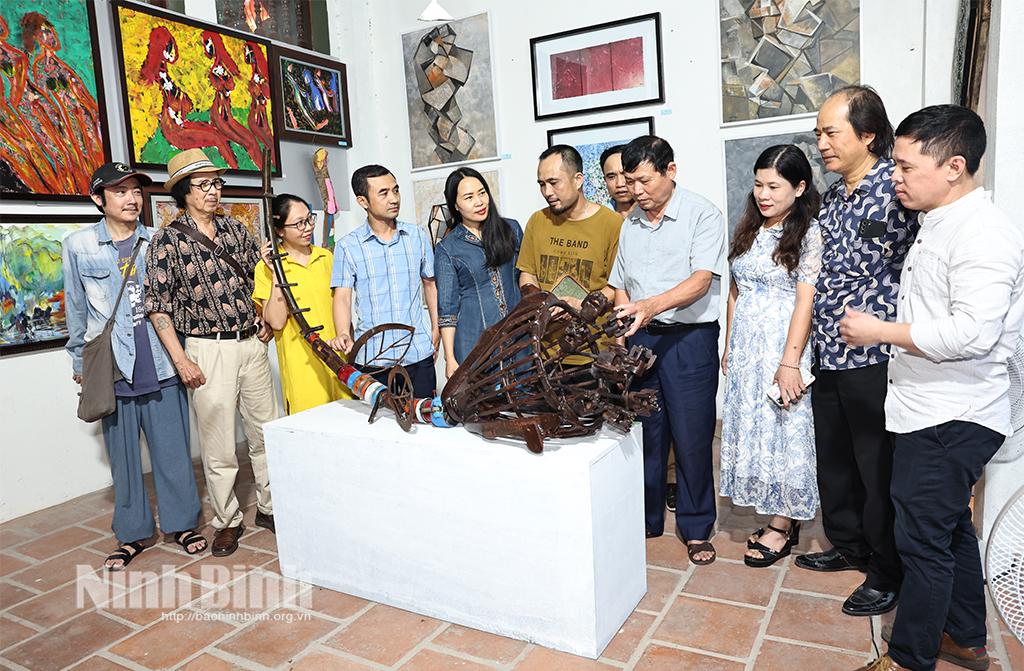 Các đại biểu tham quan triển lãm.