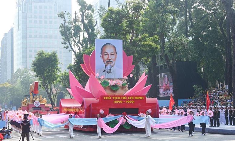 Rước chân dung Chủ tịch Hồ Chí Minh trong chương trình diễu binh, diễu hành kỷ niệm 50 năm Ngày Giải phóng miền Nam, thống nhất đất nước (30/4/1975-30/4/2025). Ảnh VGP