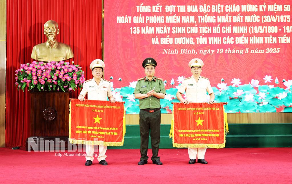 Thừa ủy quyền của Thủ tướng Chính phủ, Đại tá Đinh Việt Dũng, Giám đốc Công an tỉnh trao Cờ đơn vị dẫn đầu phong trào thi đua năm 2024 của Chính phủ cho Phòng Cảnh sát hình sự Công an tỉnh và Công an phường Trung Sơn, thành phố Tam Điệp.