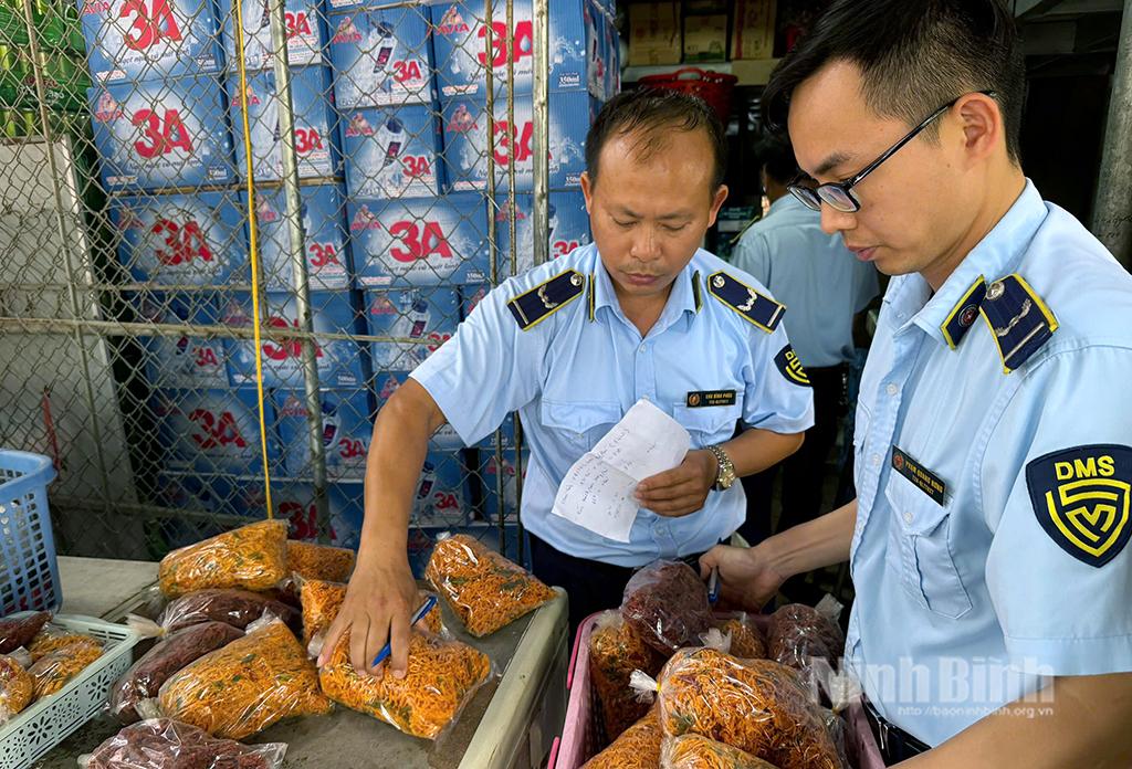 Cán bộ Đội Quản lý thị trường số 4, kiểm tra tại Cửa hàng kinh doanh Tính Liễu (huyện Kim Sơn).