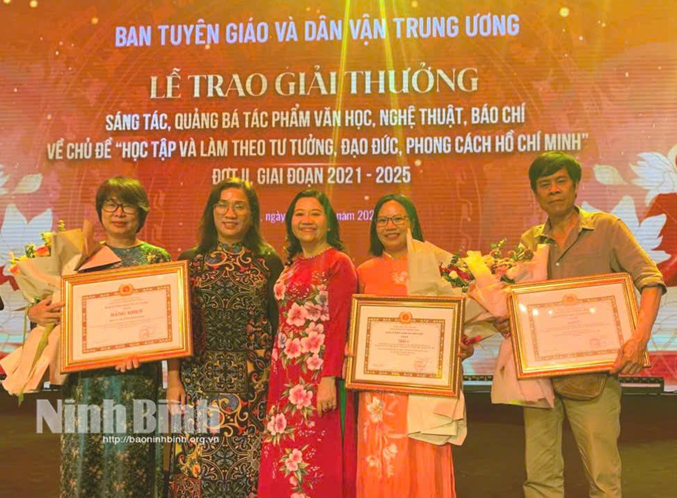 Các tập thể, cá nhân của tỉnh nhận giải thưởng tại Lễ trao giải.